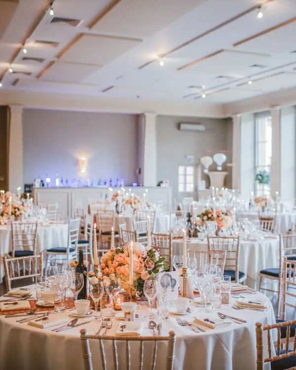 Salón de eventos con mesas montadas